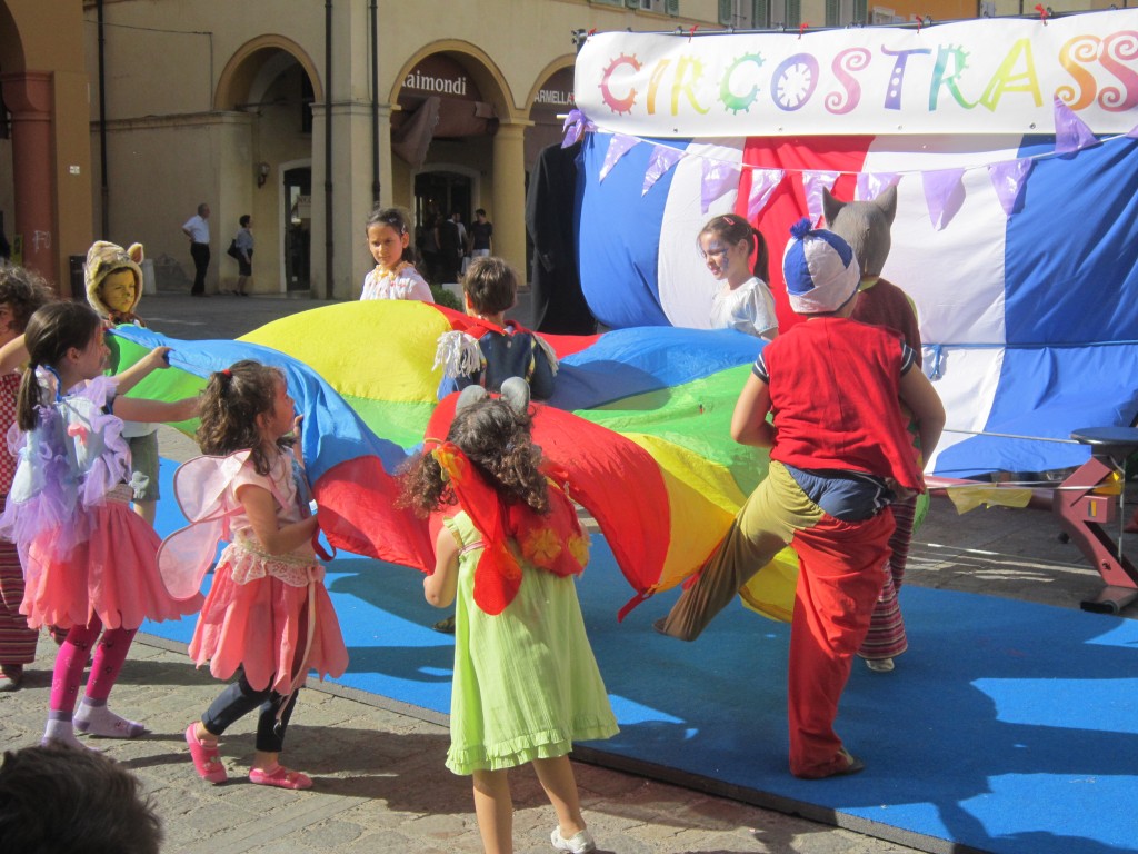 25 maggio 2014 circo strass in piazza Garibaldi-Carpi 035