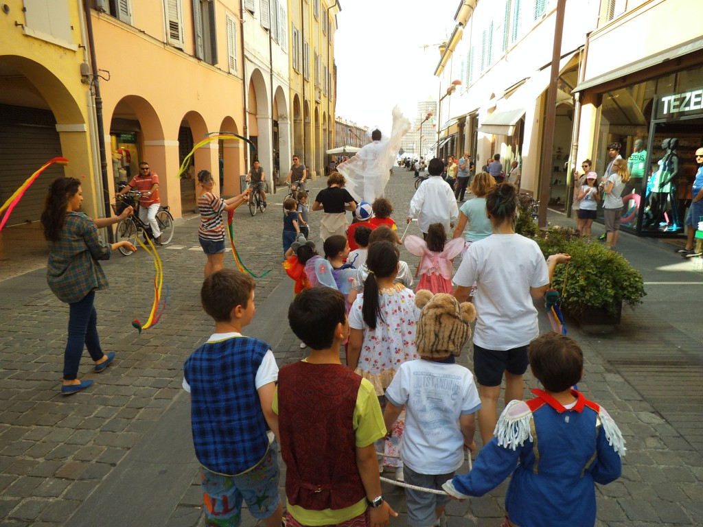 bambini in parata prima del saggio