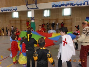 Gruppo di animazione con paracadute